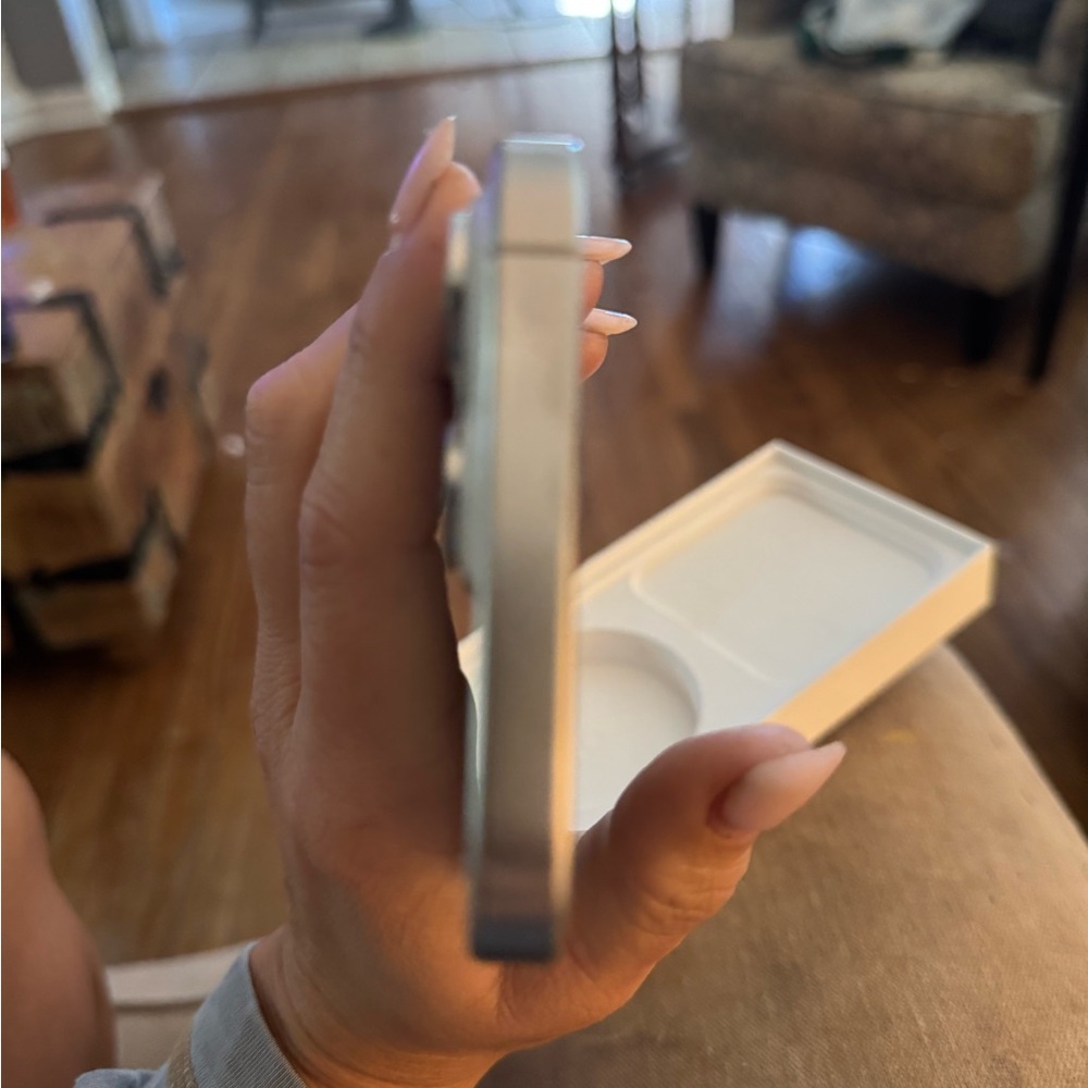 Silver Smartphone - Picture 11 of 13